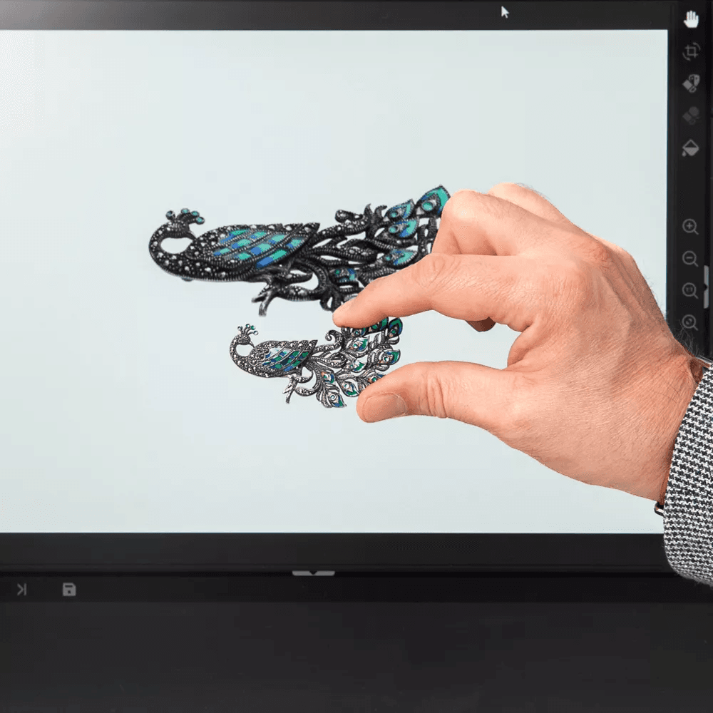 Mano sosteniendo joyería delante de una pantalla con software Orbitvu