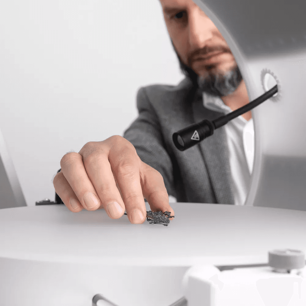 Operador colocando un producto en un plato giratorio Orbitvu